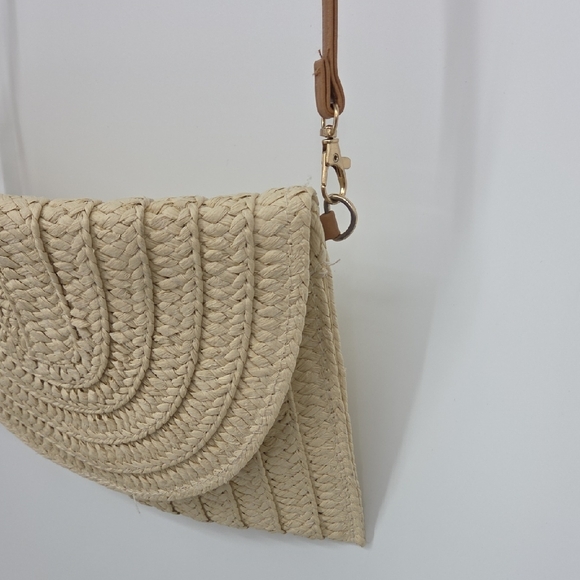 Chic Beige Woven Crossbody Bag - Picture 4 of 8